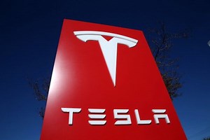 Indra Nooyi, Alan Mulally, Gary Cohn could be good picks for Tesla's board: Kara Swisher