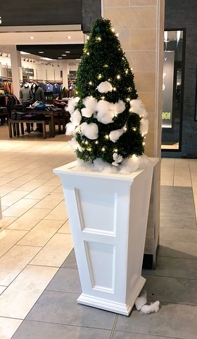 Dufferin Mall tree. Climate reality tree, snow can’t be sustained on upper boughs. Melting snow scene on floor is the new nativity. Bold move by normally risk averse, apolitical beloved mall. 11/10 #EveryCorporateChristmasTreeInToronto https://t.co/VEGUuZGzMq