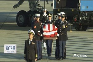 Pres. George H.W. Bush and family arrive at Joint Base Andrews