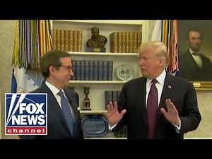 Trump gives Chris Wallace a tour of the Oval Office