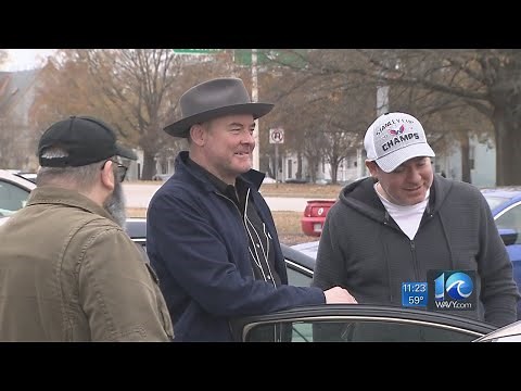 'Anchorman,' 'Office' comedian David Koechner helps woman who blew out tires