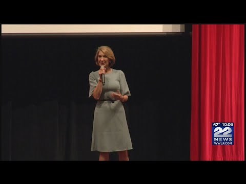 Former Republican presidential candidate Carly Fiorina speaks at Springfield's Symphony Hall