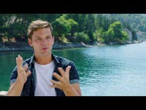 MAMMA MIA! 2 Here We Go Again "Young Sam" Jeremy Irvine On Set Interview