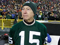 Hall of Fame quarterback Bart Starr collapses during speech