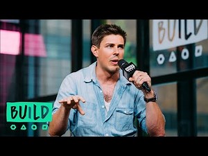 Chris Lowell Loves The Refreshing Take On Misogyny And Gender Roles In Netflix's "GLOW"